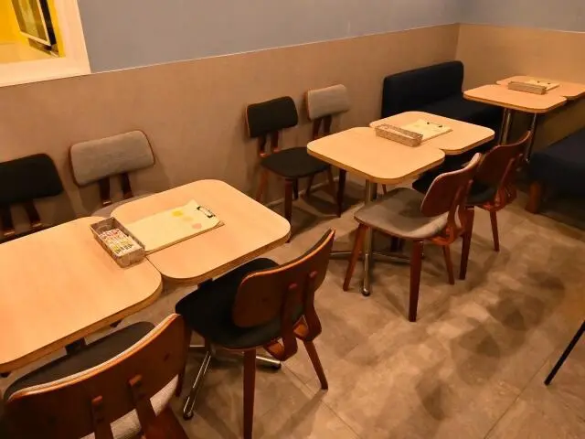 国立の居抜き店舗のテーブル