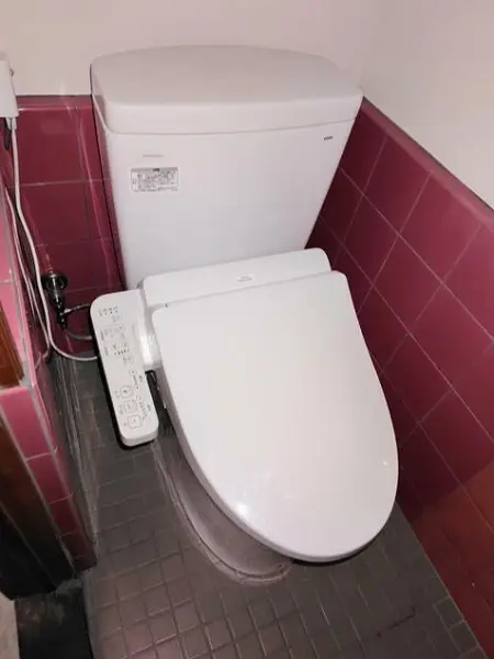 居酒屋の居抜き物件のトイレ