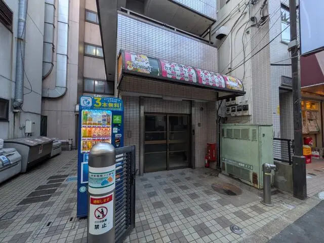 貸店舗(スケルトン)のエントランス