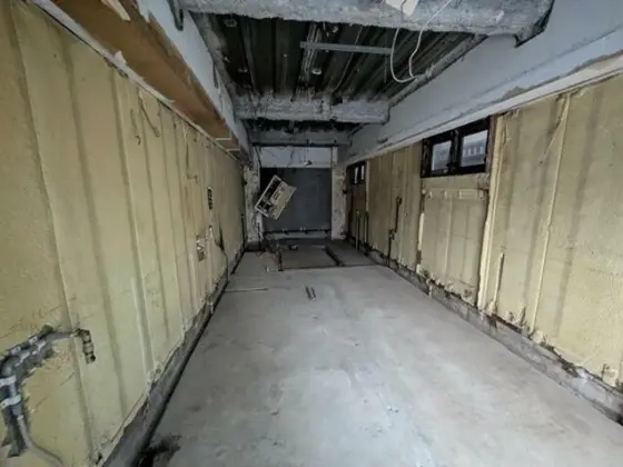 大山のスケルトン店舗物件の内装