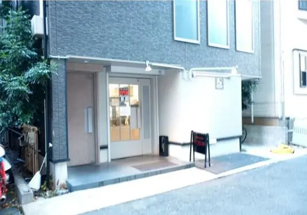 乃木坂の居抜き店舗のエントランス