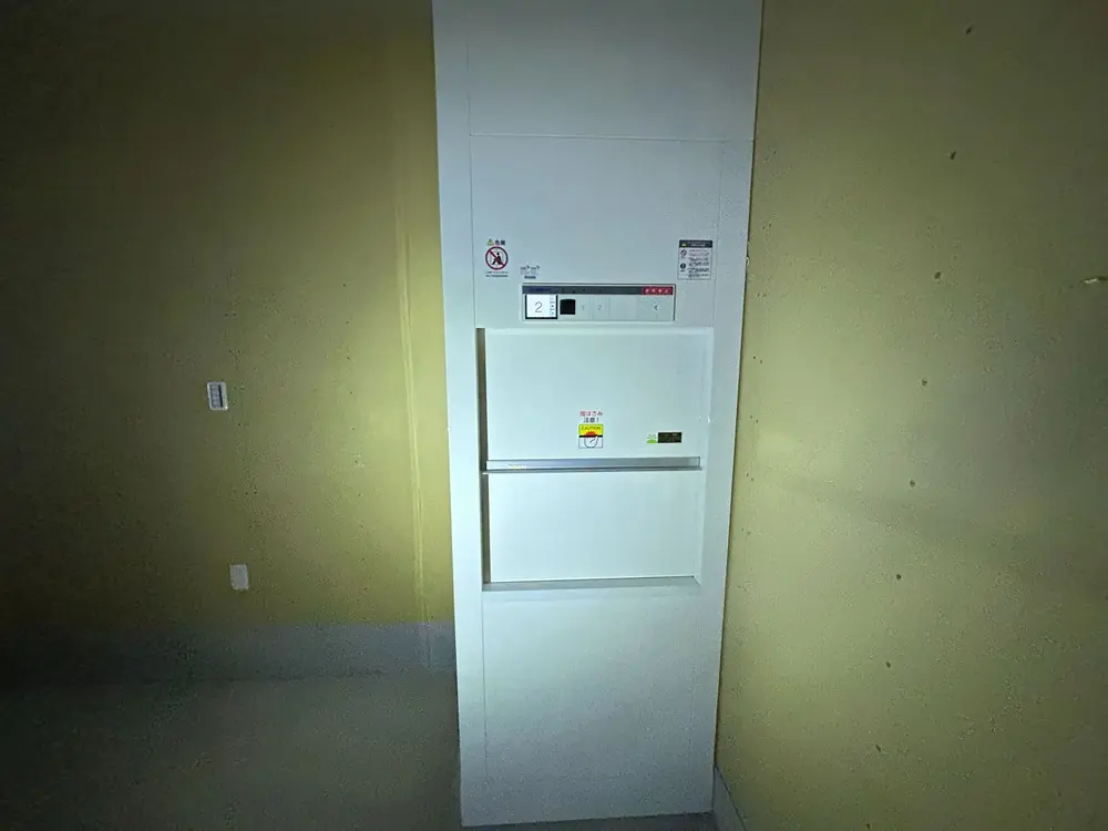 貸店舗(スケルトン)のダムウェーター