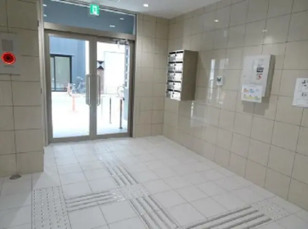 越谷のスケルトン店舗物件のエントランス