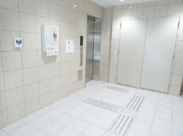 貸店舗(スケルトン)のエントランス