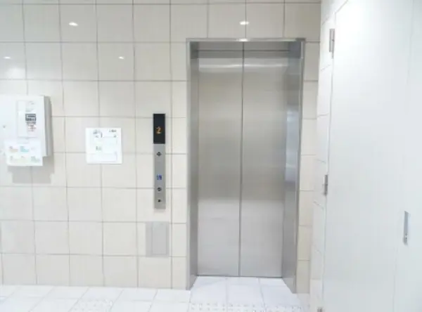 越谷のスケルトン店舗物件のエントランス