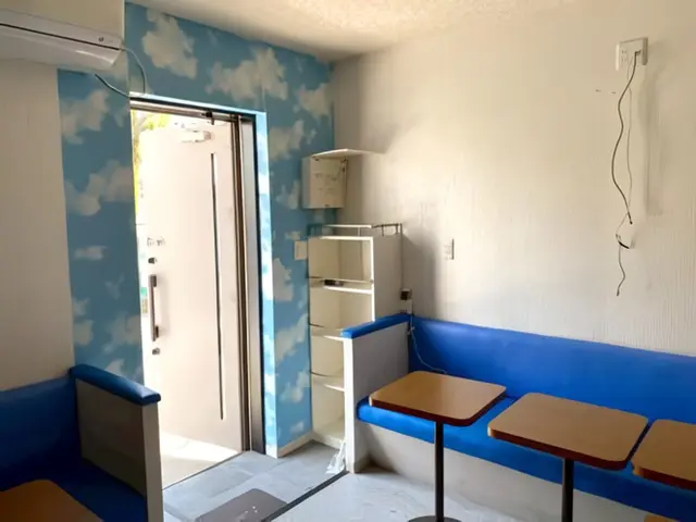 雑色の居抜き店舗の内装