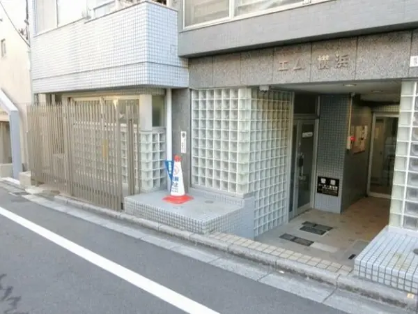 黄金町の事務所仕様店舗物件の外観