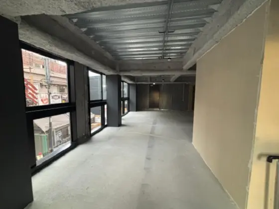 三軒茶屋のスケルトン店舗物件の内装