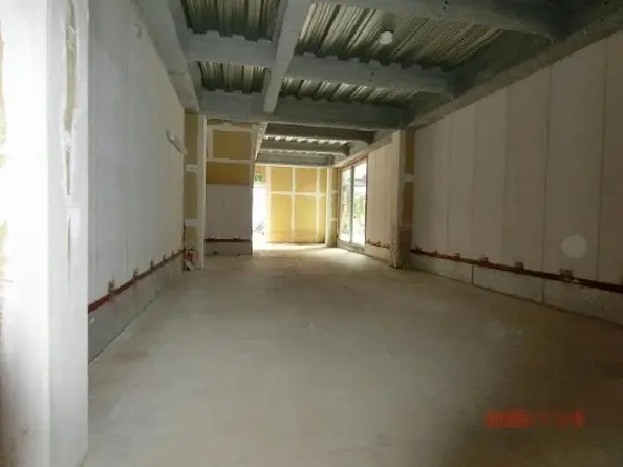 戸越のスケルトン店舗物件の内装