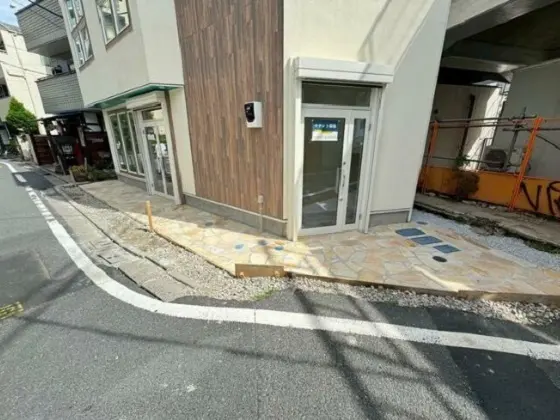 貸店舗(スケルトン)の入口