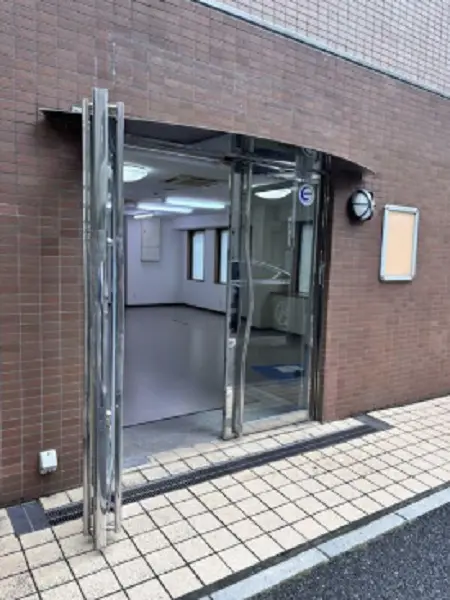 小伝馬町の事務所仕様店舗物件の入口