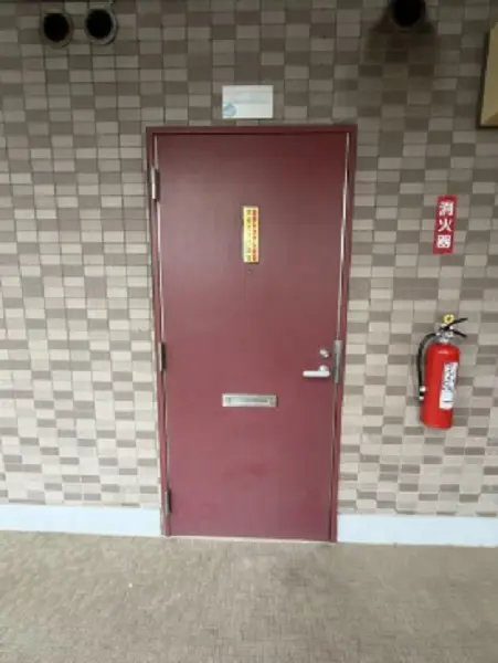 貸店舗(スケルトン)の入口