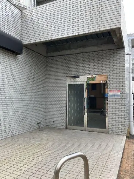 貸店舗(スケルトン)のエントランス