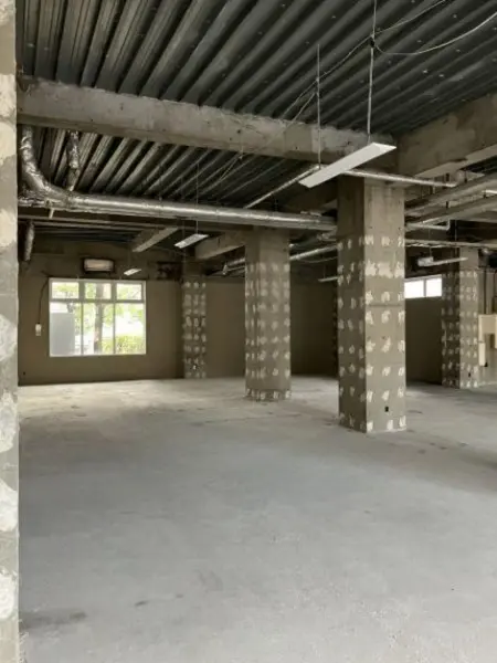 五反野のスケルトン店舗物件の内装