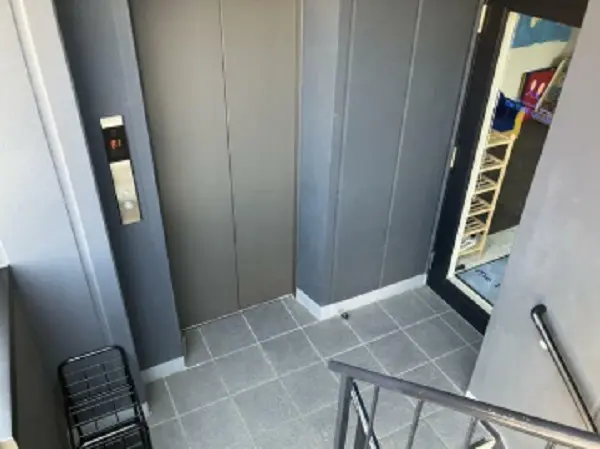 成城学園前の事務所仕様店舗物件の共用部