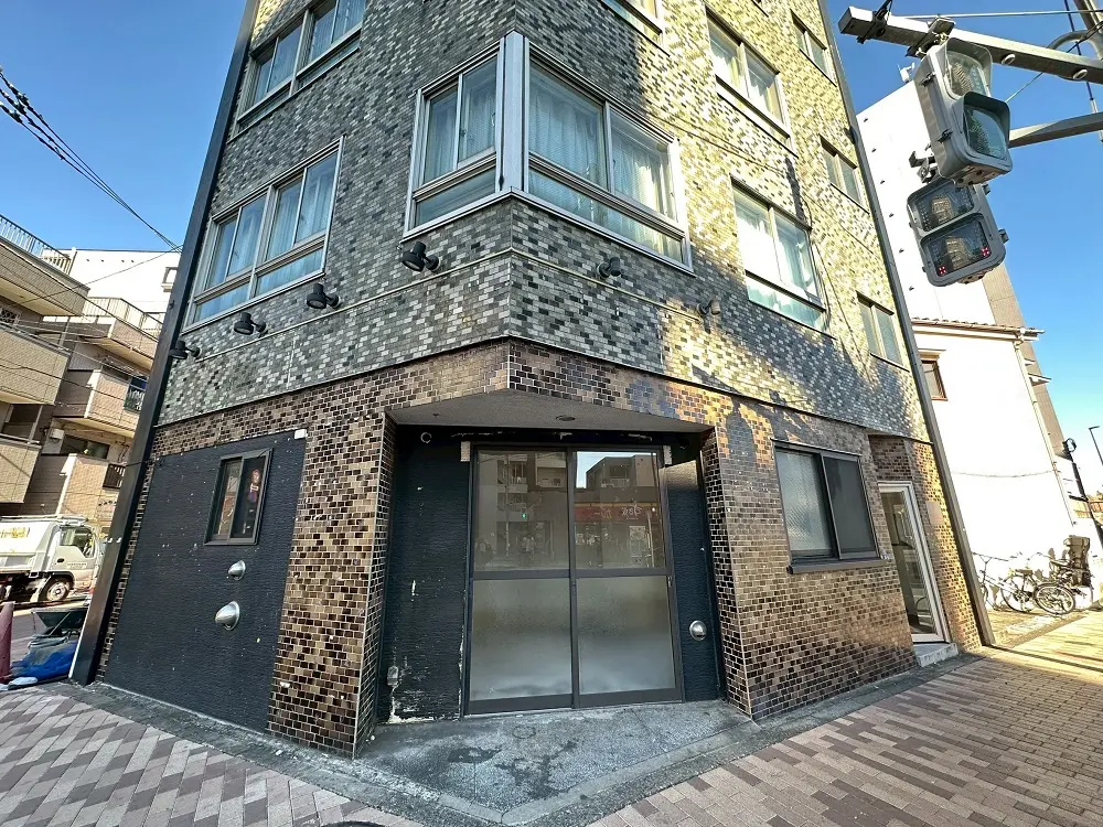 貸店舗(スケルトン)のエントランス