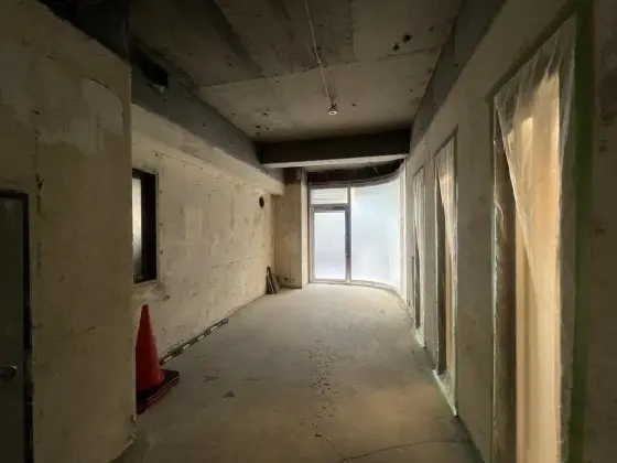西新宿のスケルトン店舗物件の内装