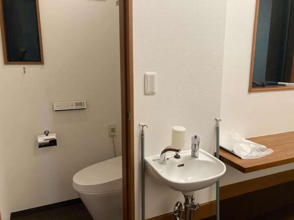 居酒屋の居抜き物件のトイレ