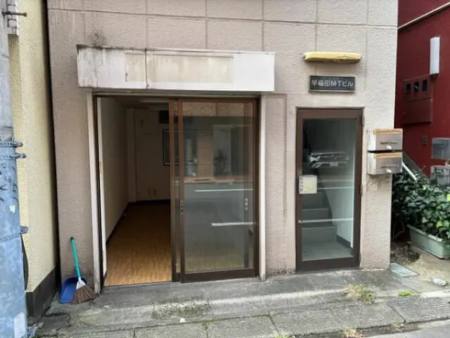 早稲田の事務所仕様店舗物件の入口