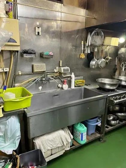 ケーキ屋の居抜き物件の内装