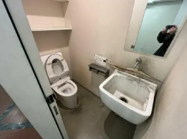 東京のスケルトン店舗物件のトイレ