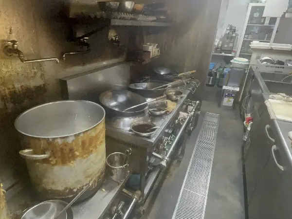 中華料理の居抜き物件の厨房