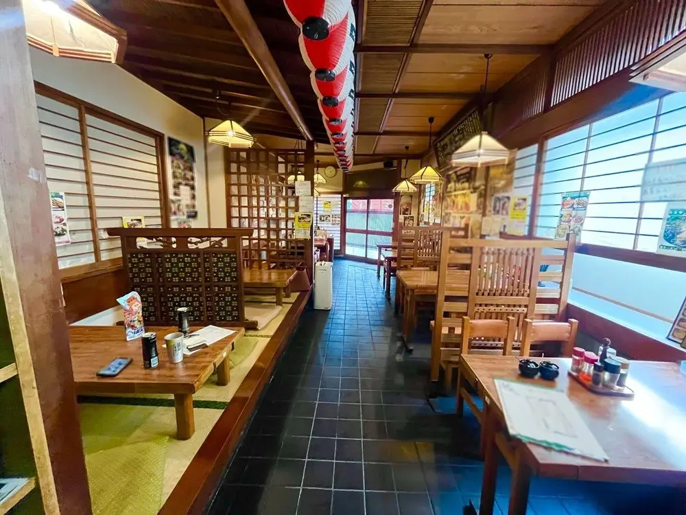 雑色の居抜き店舗の内装