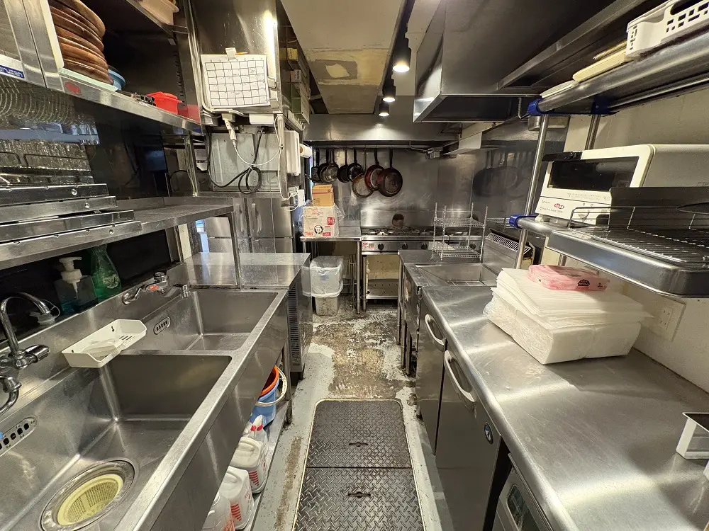 テイクアウトの居抜き物件の厨房