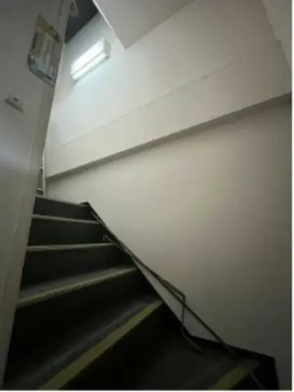 貸店舗(事務所仕様)の専用階段