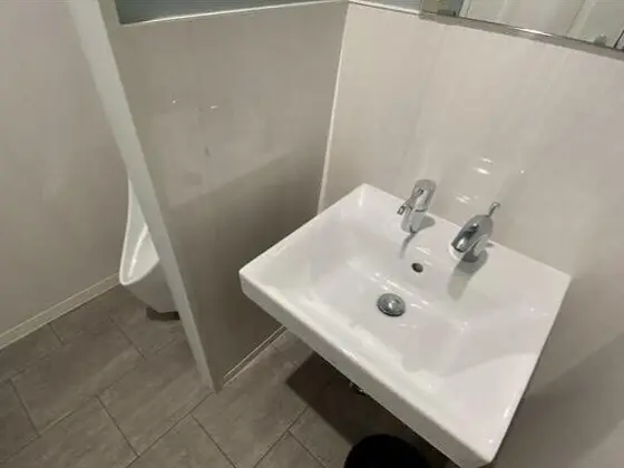 池袋の事務所仕様店舗物件のトイレ