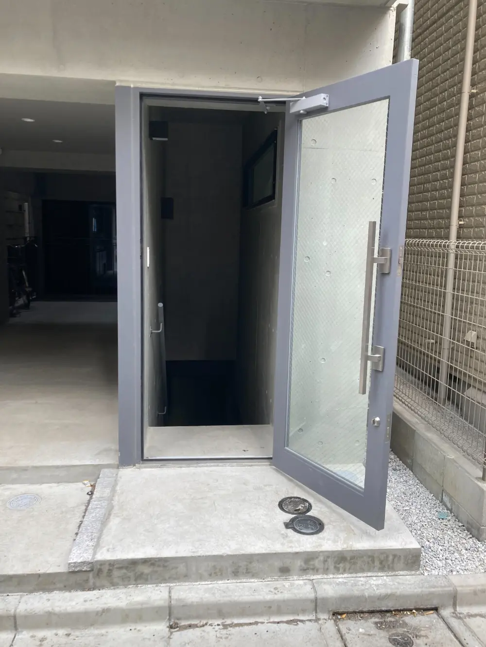 貸店舗(スケルトン)の入口