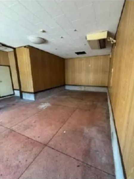 蒔田のスケルトン店舗物件の内装