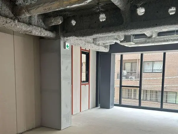 麻布十番のスケルトン店舗物件の内装