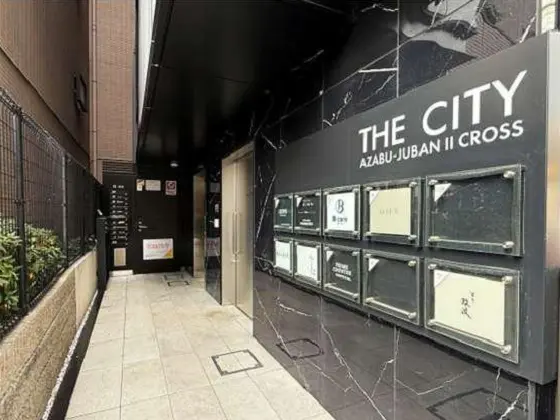 麻布十番のスケルトン店舗物件のエントランス