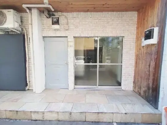 代々木八幡の事務所仕様店舗物件の外観