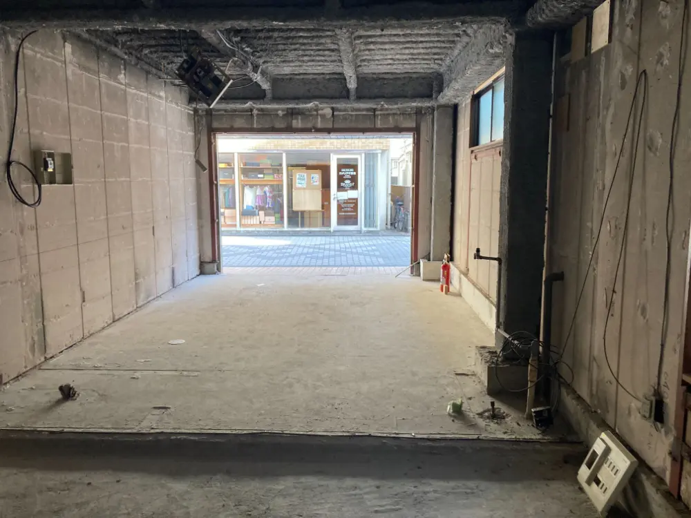 調布のスケルトン店舗物件の内装