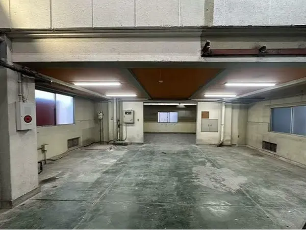 鶴見小野のスケルトン店舗物件の内装