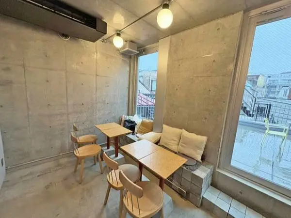 表参道のカフェ・喫茶店居抜きのテーブル