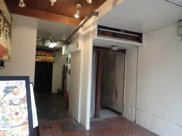 新大久保のスケルトン店舗物件のエントランス