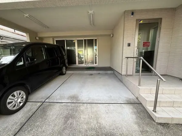 祐天寺の事務所仕様店舗物件のエントランス