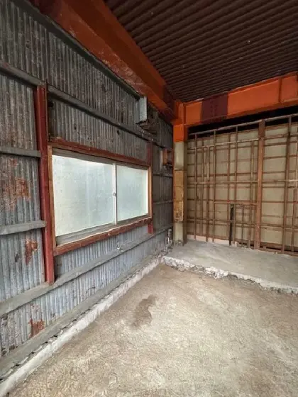 石川町のスケルトン店舗物件の内装