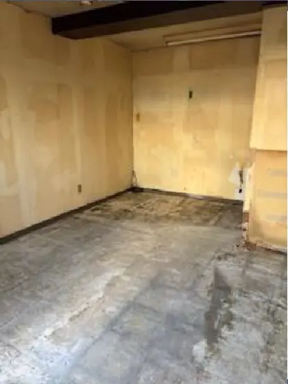 蓮根のスケルトン店舗物件の内装