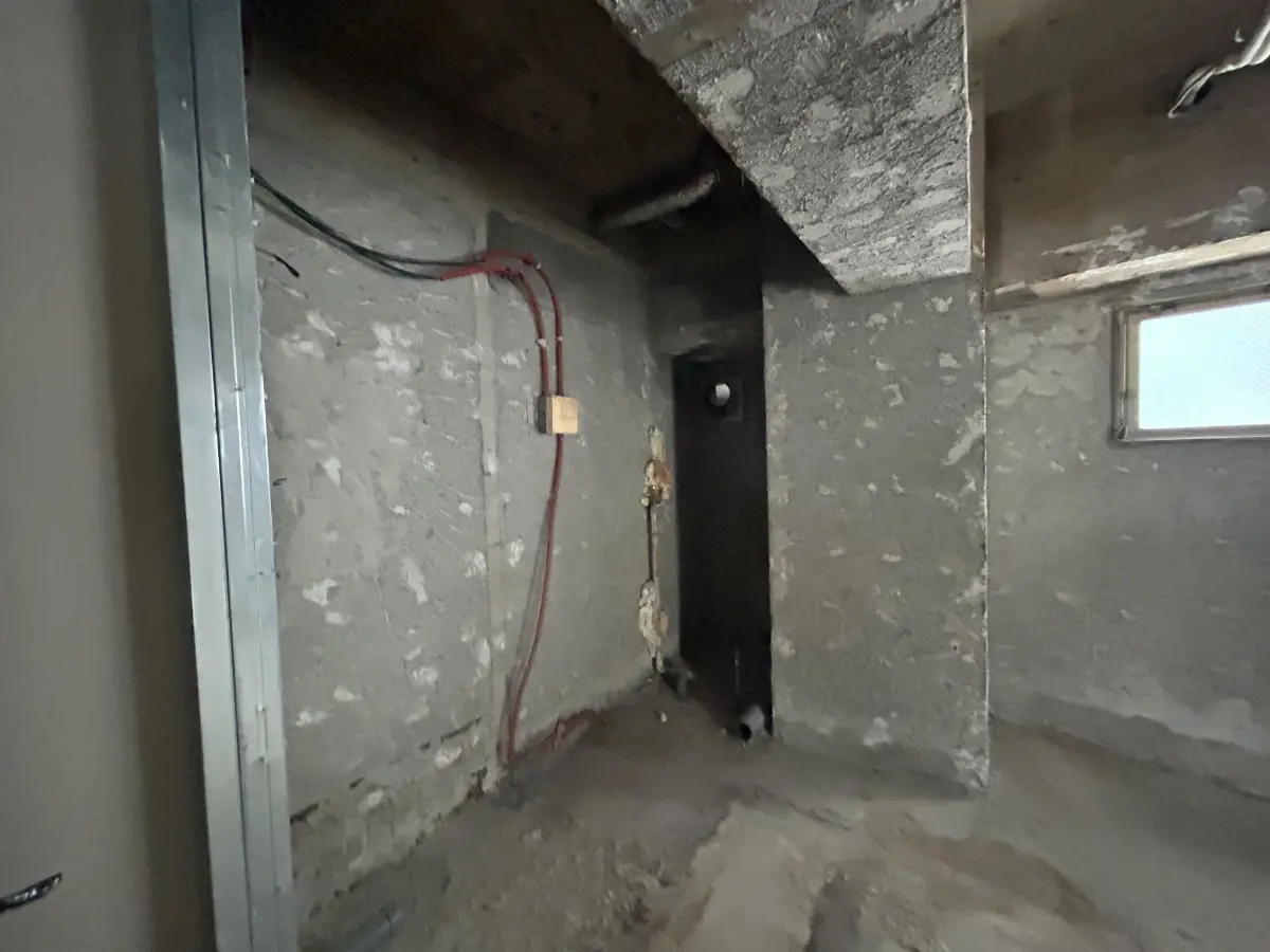 湯島のスケルトン店舗物件の内装