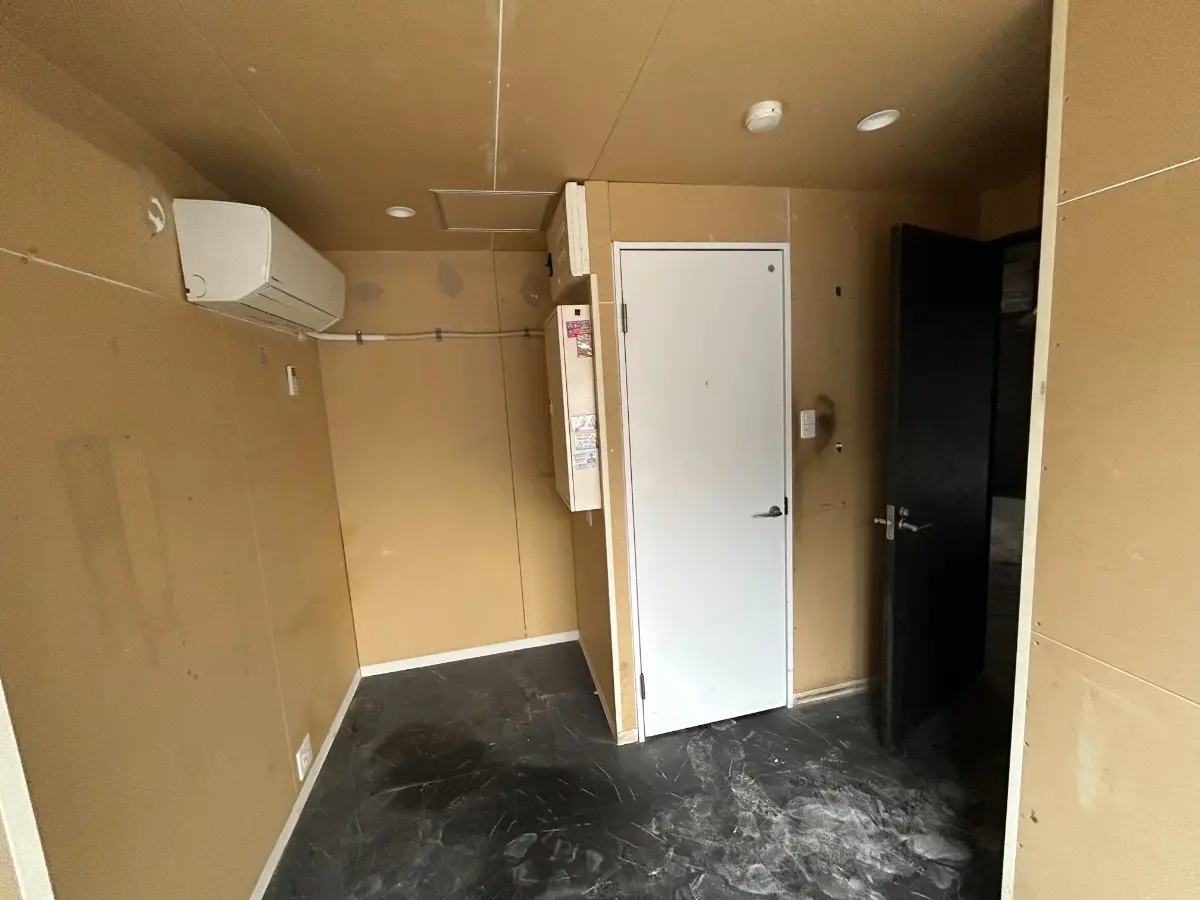 湯島のスケルトン店舗物件の内装