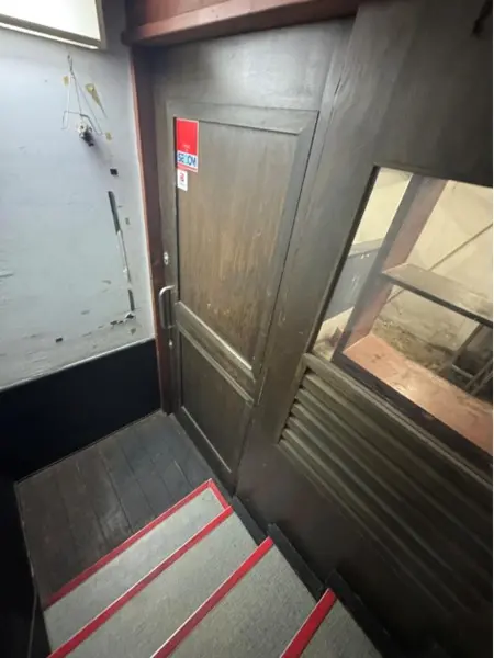 居酒屋の居抜き物件のエントランス