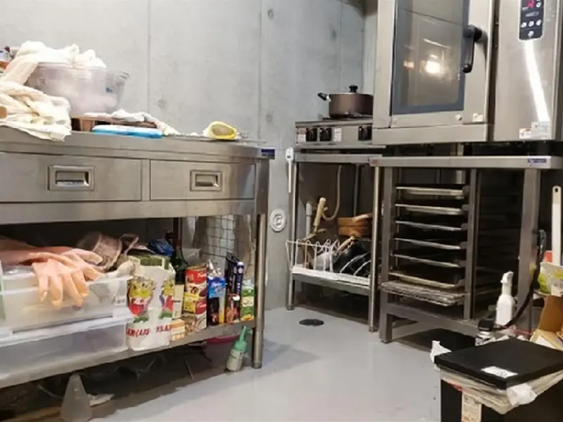 パン屋の居抜き物件の内装