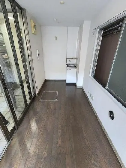 新宿御苑前の事務所仕様店舗物件の内装