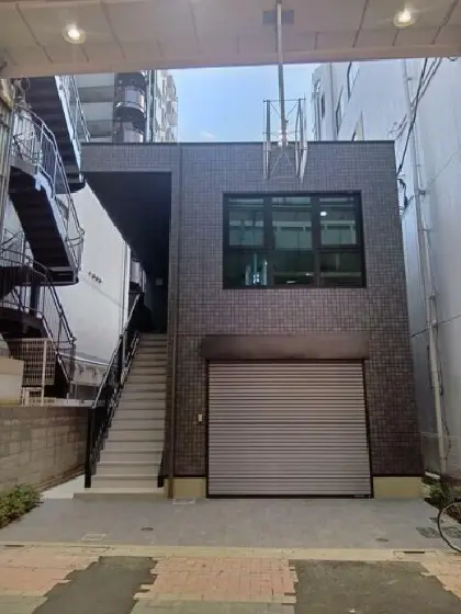 大山のスケルトン店舗物件の外観