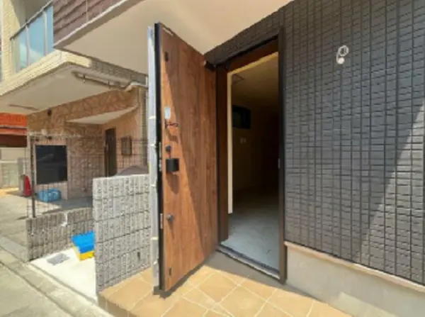 貸店舗(スケルトン)のエントランス