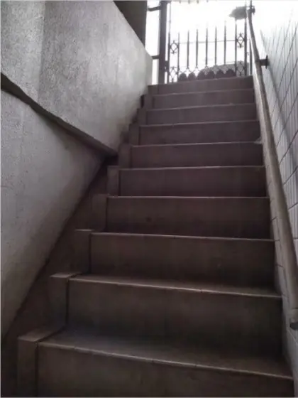 町田のスケルトン店舗物件の専用階段